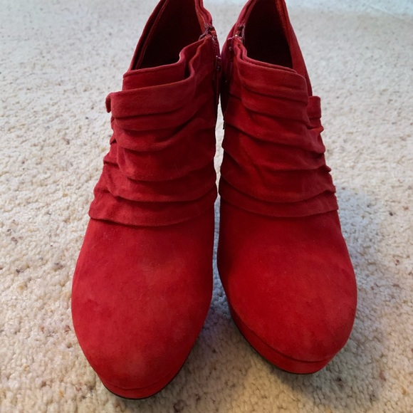 Red Rouched Ruffle Heels - Picture 2 of 8